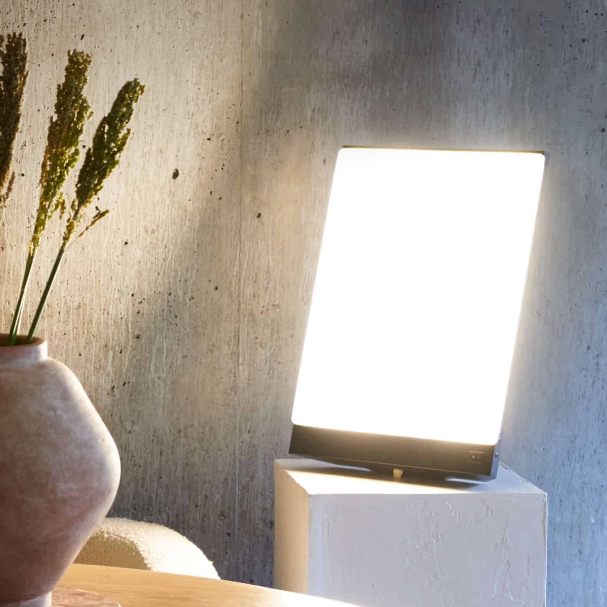BOXelite Schreibtischlampe, die einen modernen Arbeitsplatz in warmem Morgenlicht erhellt